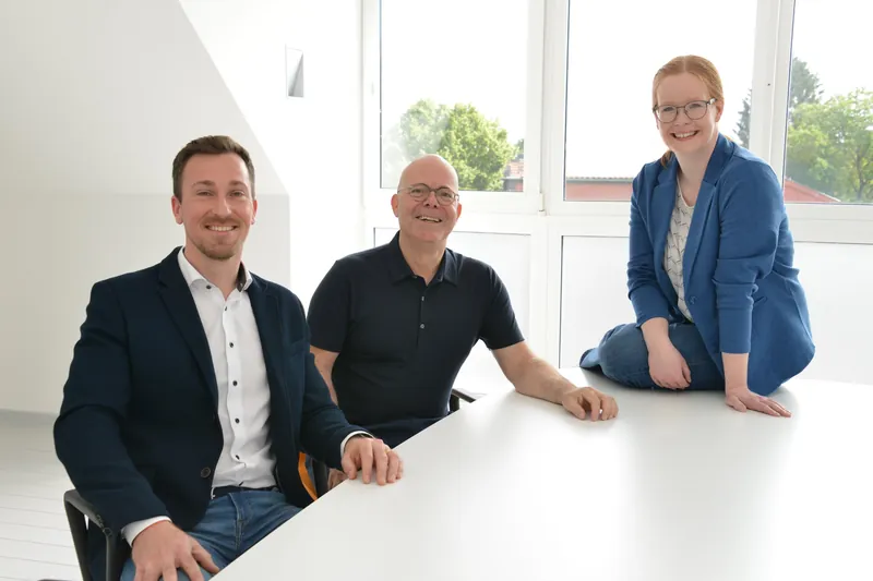 Mathias Brucksch, Dr. Ralf Heyeres und Katharina Sichermann am Besprechungstisch